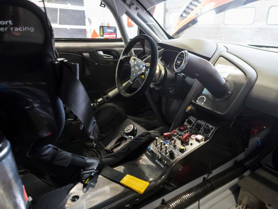Интерьер Audi R8 LMS Ultra 2012 года  (фото 2 из 9)
